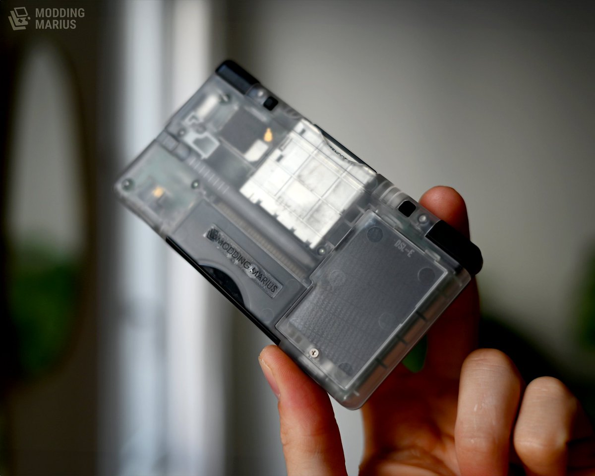 moddingmarius's tweet image. On se fait une petite pause sur un bon Pokémon ?

(Je lui préfère HeartGold, mais secret 🤐)

---⚙️---
- USB-C
- New Battery
- Sticker from @SakuraRetroModd

🪱