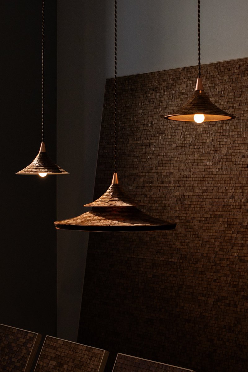 GA200000's tweet image. #designarttokyo2025

ユーバイエヌアーキテクツ / ひわだや　｜　SORI (ソリ)/ kasane(カサネ)

伝統的な桧皮葺の未利用材を使用した美しい照明。
部屋に温かい雰囲気を与えてくれそうでとても良い。
日が当たった時のテクスチャの感じもすごく好き。