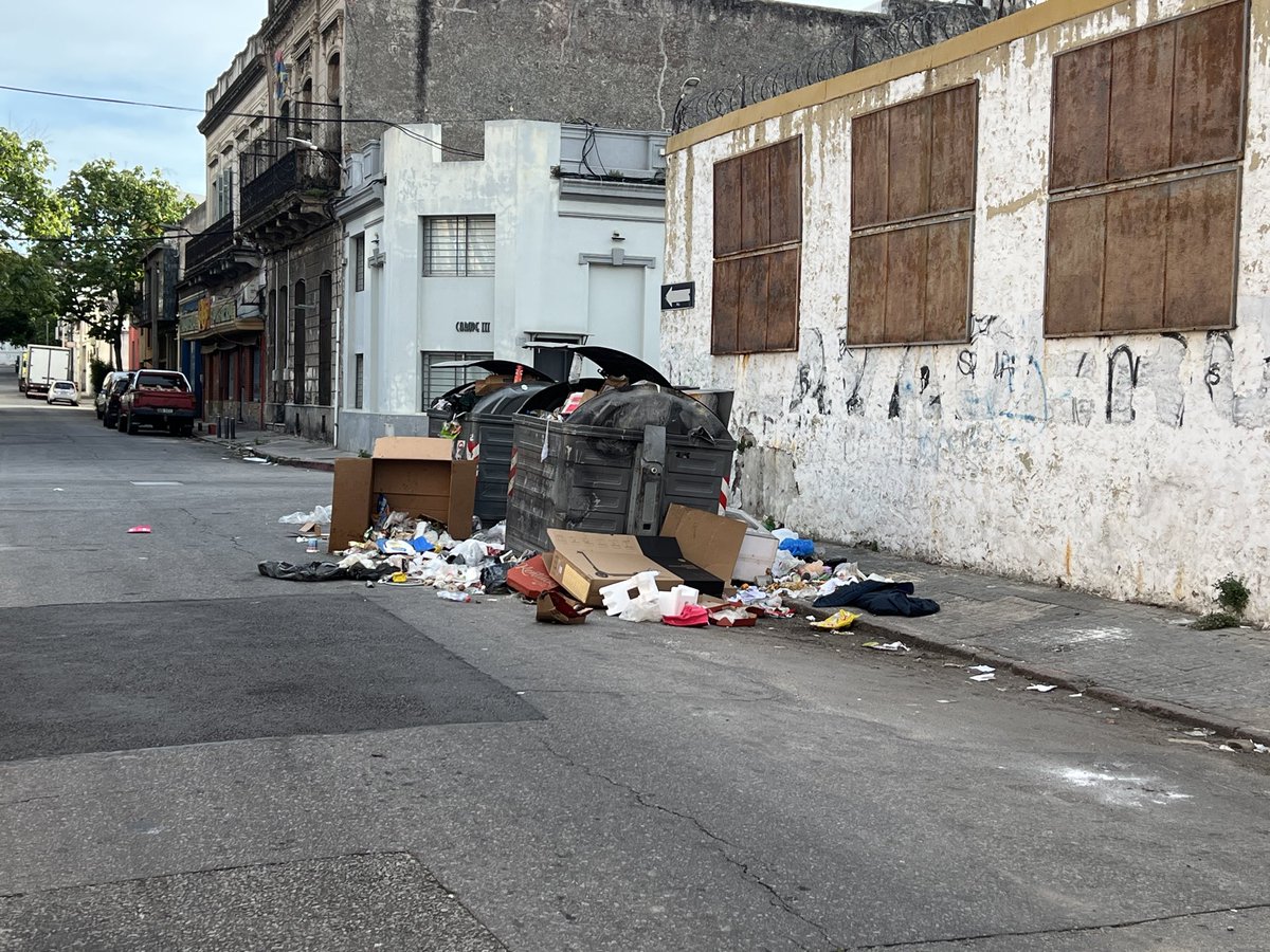 agusuarez's tweet photo. @Mario_Bergara @montevideoIM @OPetinatti Leonardo, ya van varios meses y no hay ni UNA mejora en el servicio! Cada día peor! https://t.co/7pI9eTvhBd