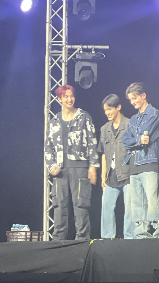 Brave2Y's tweet image. #6CODE น่าจะรู้ว่าเป็นงาน mchoice ปีไหน เราขึ้นไปจับมือ @maxky_rp แล้วบอกน้องว่า

“มาเป็นพี่ธีร์ให้ได้นะ”

แต่ครั้งนี้ไม่ใช่ครั้งแรกที่คุยกัน เพราะเราเจอกันครั้งแรกปี 63 

#ซอโซ่ล่ามธีร์
#BeMyPlayerTwo