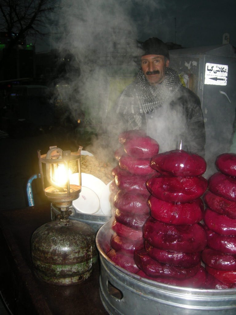 Узнал, что в Иране в качестве стритфуда продают… варёную свёклу. Закуска называется «лабу» (не путать с Лабубу), свёклу дополнительно засахаривают и подают прямо с лотков на улице горячей. Особенно популярна лабу в зимнее время.