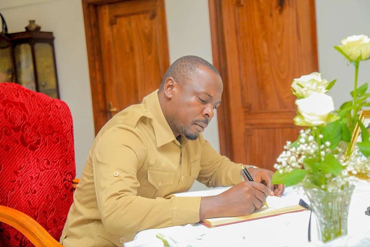 Leo makamu mwenyekiti wa chadema John Heche alichukuliwa mabus Ya polisi kuwa anahitajika kwa Rpc Dodoma.

Akishuhudiwa na mke wake na katibu wa kanda ya kati (chadema ) Bi ashura Masoud Wakajaribu kuongozana Lakini magari hayo yakaongeza mwendo na kuwaacha nyuma.

 Walipofika