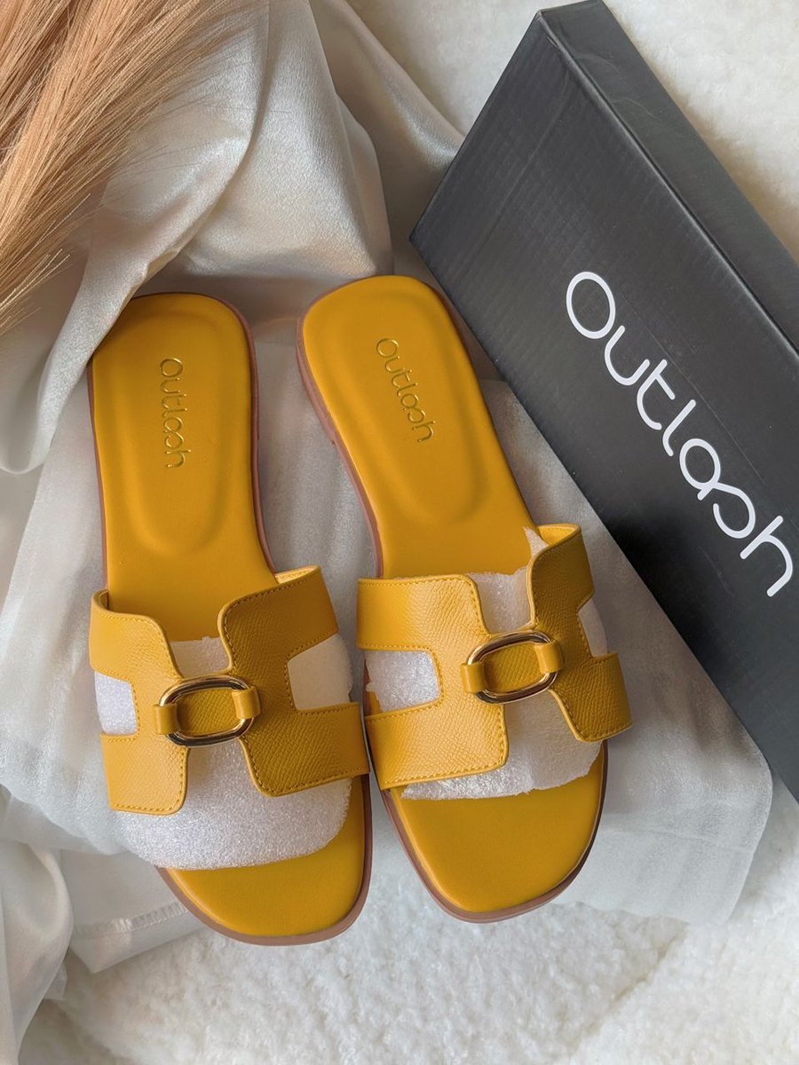 QueensEmpire001's tweet image. Still in the business of pampering your feet and anything related to what you wear 🥰🤭

#slides #BusinessAsUsual