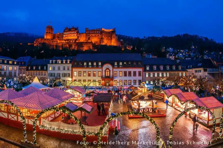 Wenn Heidelberg im Lichterglanz erstrahlt …

… dann weißt du: Der Weihnachtsmarkt hier ist ein Genuss für alle Sinne. Vom Schlossblick bis zum Heidelbeerglühwein. 🍷

travelworldonline.de/romantischer-w…

Was macht für dich einen Weihnachtsmarkt unvergesslich? 
#Heidelberg #Weihnachtsmarkt