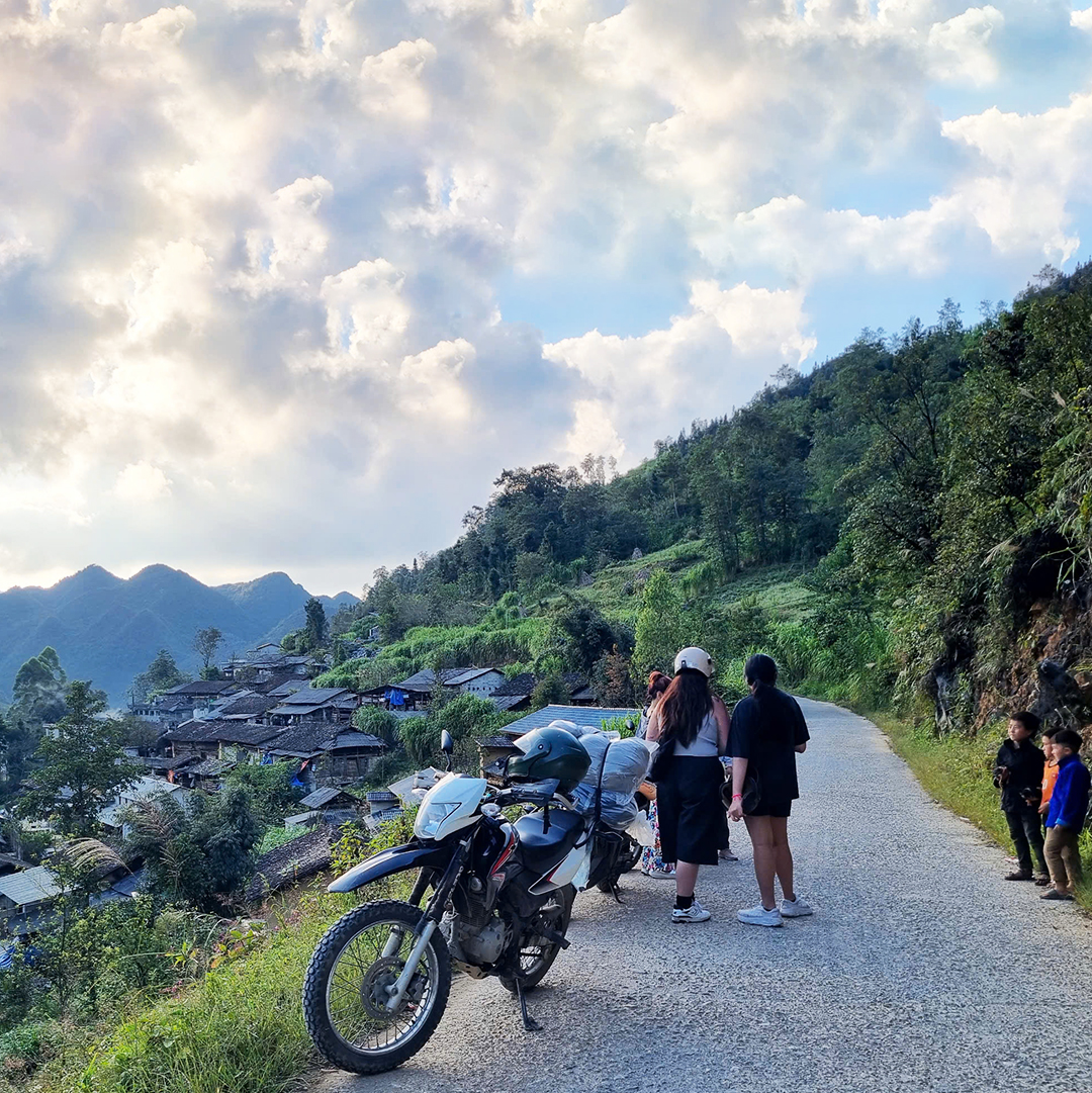 EasyRidersVN's tweet image. 🌄 The Ha Giang Loop - where Vietnam’s mountains, culture, and adventure come together 🏍️

Every turn reveals a new story.

#HaGiangLoop #EasyRidersVietnam #travelvietnam #Vietnam #Vietnamiscalling 

👉 easyridersvietnam.com/motorbike-tour…