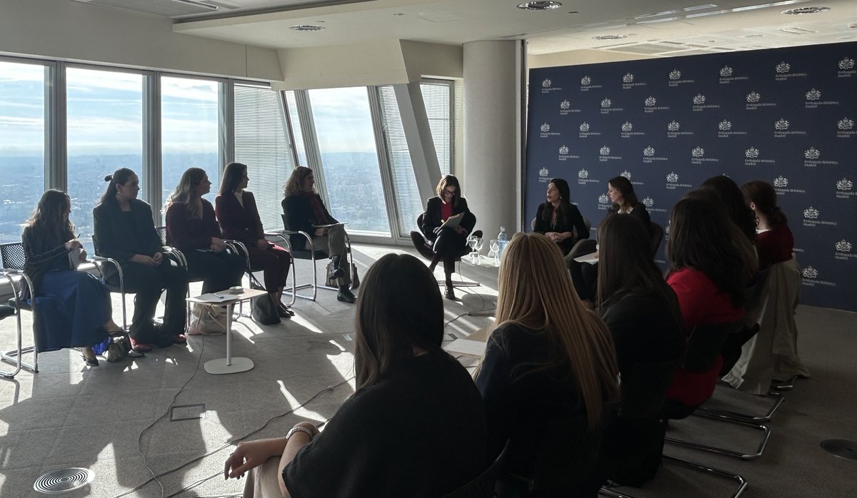 ukinspain's tweet photo. Celebramos el 25 aniversario de la Resolución 1325 del Consejo de Seguridad de @UN con un diálogo entre expertas y jóvenes sobre el papel fundamental de las mujeres en la construcción de la paz y seguridad junto a @CEIPAZ1 @jrfemaleleaders @MAECgob Faye Minshall y Alicia Cebada https://t.co/5lgbOEI05R