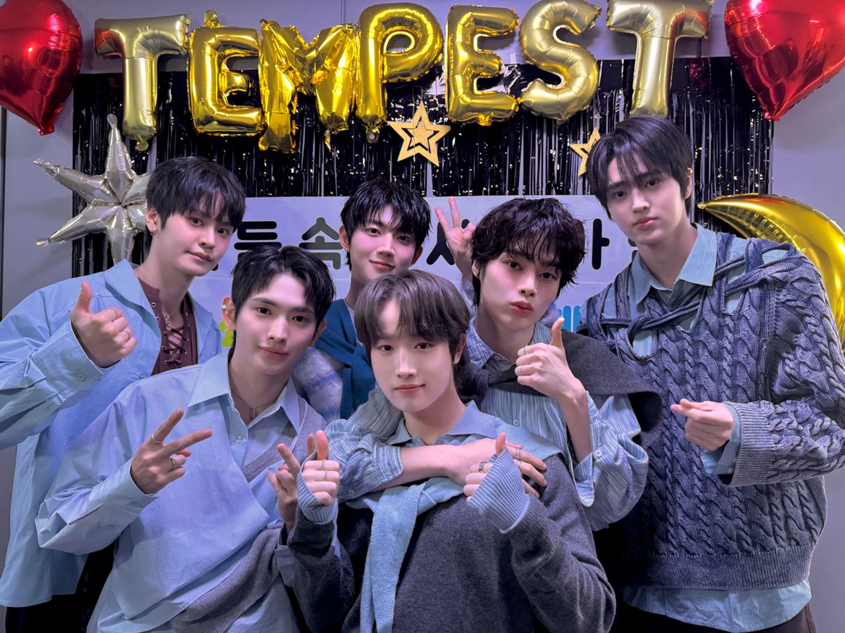 TPST__official's tweet image. [📸TEMPIC]

25.11.04 #더쇼

더쇼의 왕자님
템자님들 등장🌪️

나는 아무래도 In The Dark를 너무 사랑하는 듯…
아니야… 나는 아무래도 nocturnal을 너무 사랑하는 것 같기도…
아련했다가✨ 야생미 넘쳤다가🐆
나 템페스트 안 사랑하는 법 모르겠다고 어떡하라고

#TEMPEST #템페스트
#한빈 #형섭…