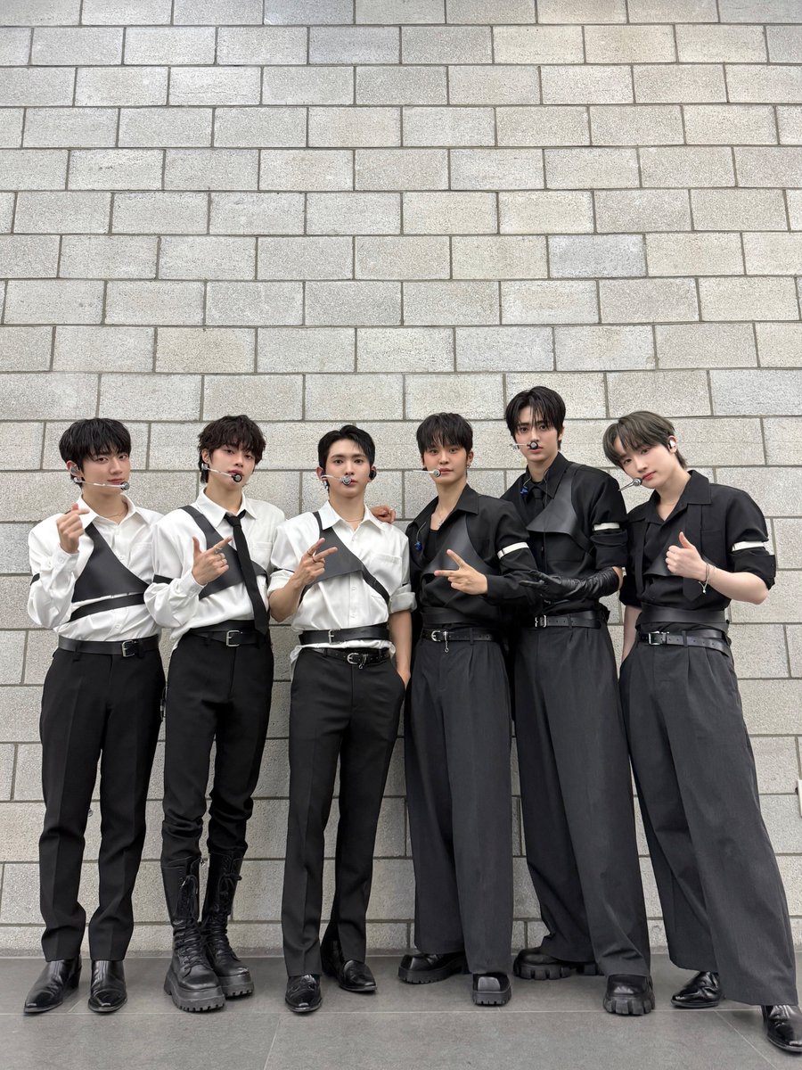 TPST__official's tweet image. [📸TEMPIC]

25.11.04 #더쇼

더쇼의 왕자님
템자님들 등장🌪️

나는 아무래도 In The Dark를 너무 사랑하는 듯…
아니야… 나는 아무래도 nocturnal을 너무 사랑하는 것 같기도…
아련했다가✨ 야생미 넘쳤다가🐆
나 템페스트 안 사랑하는 법 모르겠다고 어떡하라고

#TEMPEST #템페스트
#한빈 #형섭…