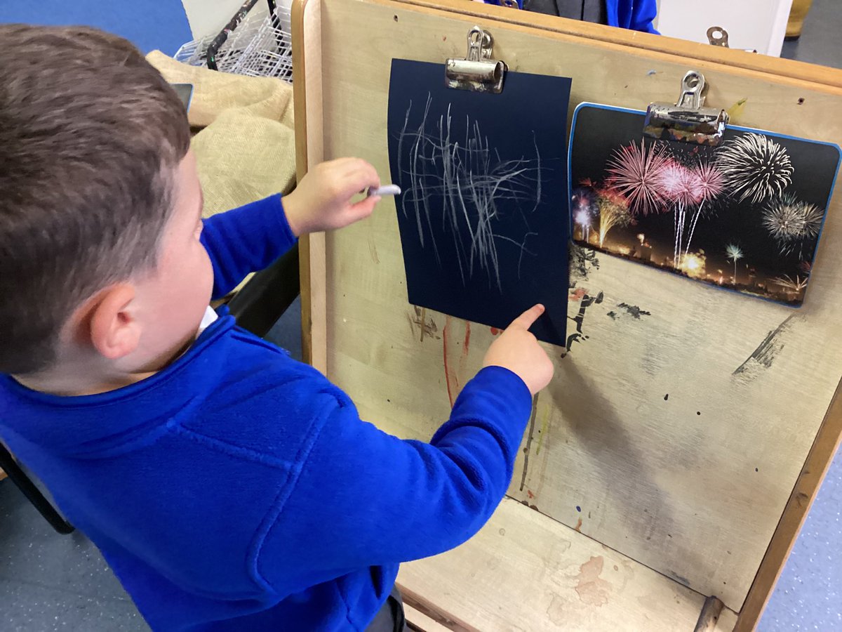 fsauckley1's tweet image. Creating firework patterns with chalk and black paper in Reception today. Bang! Pop! Whoosh!🎆🎇 #excitment #exploring #creating