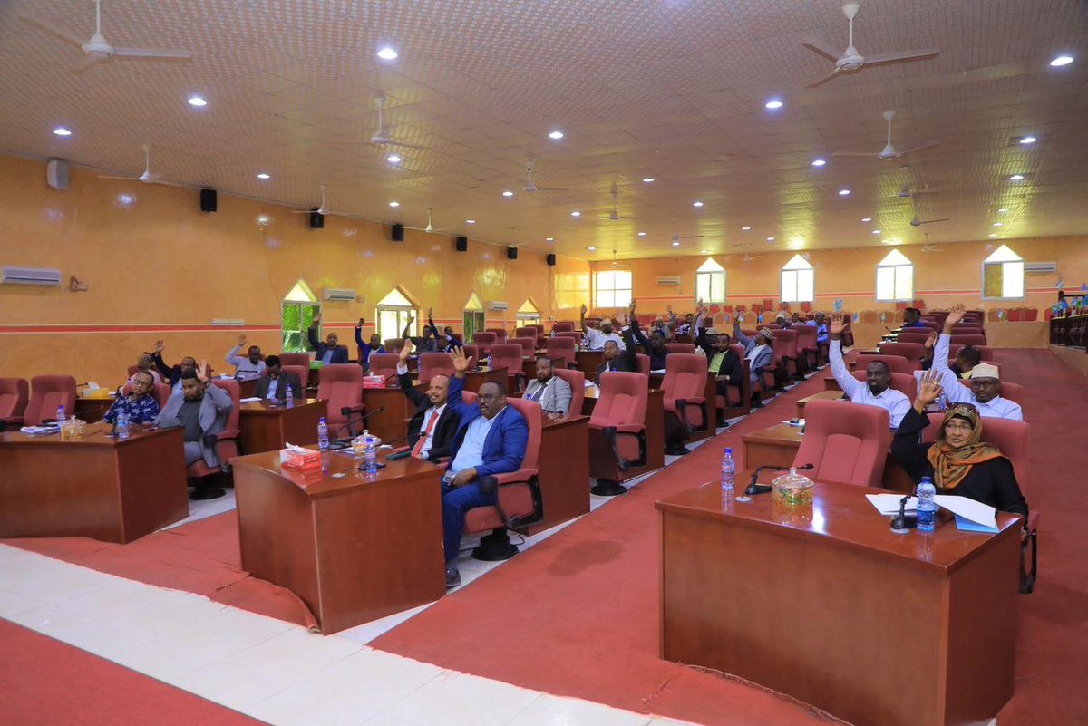 𝐆𝐚𝐫𝐨𝐨𝐰𝐞: Guddoomiyaha Golaha Wakiillada Dowladda Puntland <a href="/abdirisakasaid/">Abdirisak Ahmed Said</a>, oo ay weheliyaan Guddoomiye Ku-xigeenka 1-aad Mohamed Baarri iyo Ku-xigeenka 2-aad <a href="/HonAwoowe/">Hon Mohamed Mahamud Esse</a>, ayaa maanta shir-guddoomiyay 𝐅𝐚𝐝𝐡𝐢𝐠𝐚 𝟖-𝐚𝐚𝐝 𝐞𝐞 𝐊𝐚𝐥𝐟𝐚𝐝𝐡𝐢𝐠𝐚 𝟓𝟕-𝐚𝐚𝐝 ee Golaha.