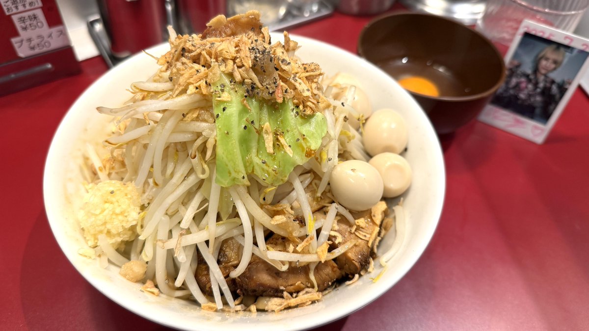 ryunryun1124's tweet image. ミドリカワ🍜

汁なし並(250g)
ニンニク、ヤサイ、+うずら

待ちなし。シンプルに仕事が終わらんくてずっといけてなかったんですがやっといけて感動。まじでうますぎて普通に上がってしまいました。もうこの麺しか食べれません。まじでおいしかったです。ごちそうさまでした！！！