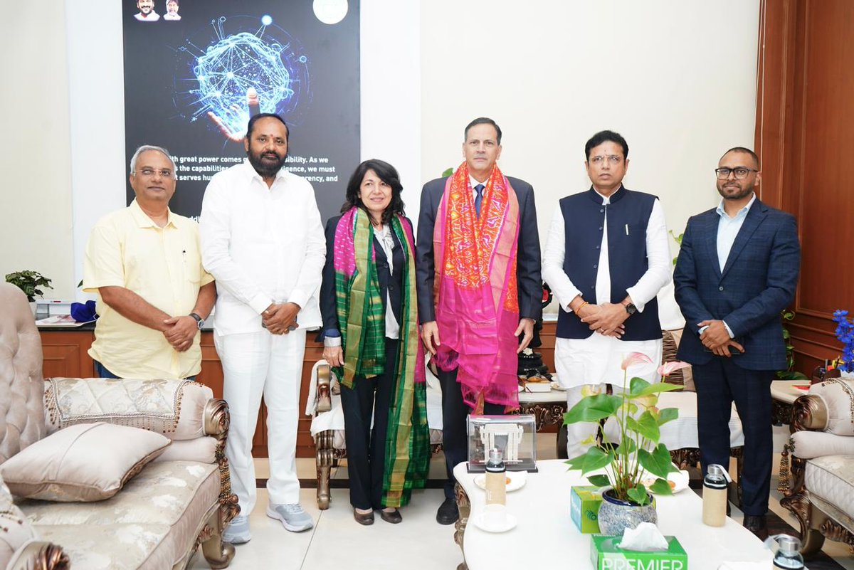 🔹ద్వైపాక్షిక సహకారం ద్వారా నైపుణ్యాలను పరస్పరం ఇచ్చిపుచ్చుకొని, ఉమ్మడి పురోగతి వైపు కలిసి అడుగేద్దామని రాష్ట్ర ఐటీ, పరిశ్రమల శాఖ మంత్రి శ్రీ దుద్దిళ్ల శ్రీధర్ బాబు పిలుపునిచ్చారు. ‘తెలంగాణ – క్యూబా’ మధ్య సత్సంబంధాలను పెంపొందించేందుకు తమ ప్రభుత్వం సిద్ధంగా ఉందన్నారు. క్యూబా