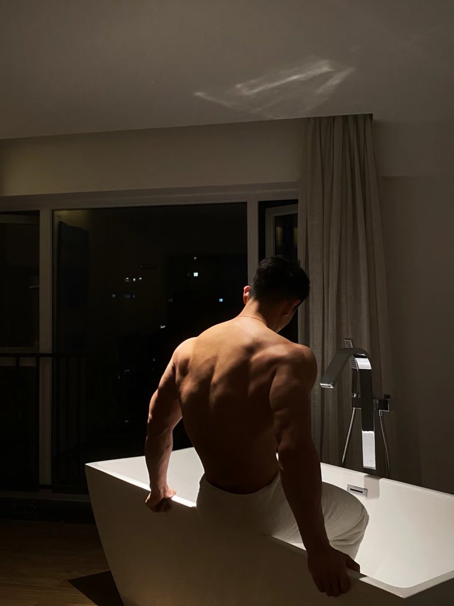 Luofei19971010's tweet photo. 🛀 https://t.co/L1K4PImphh