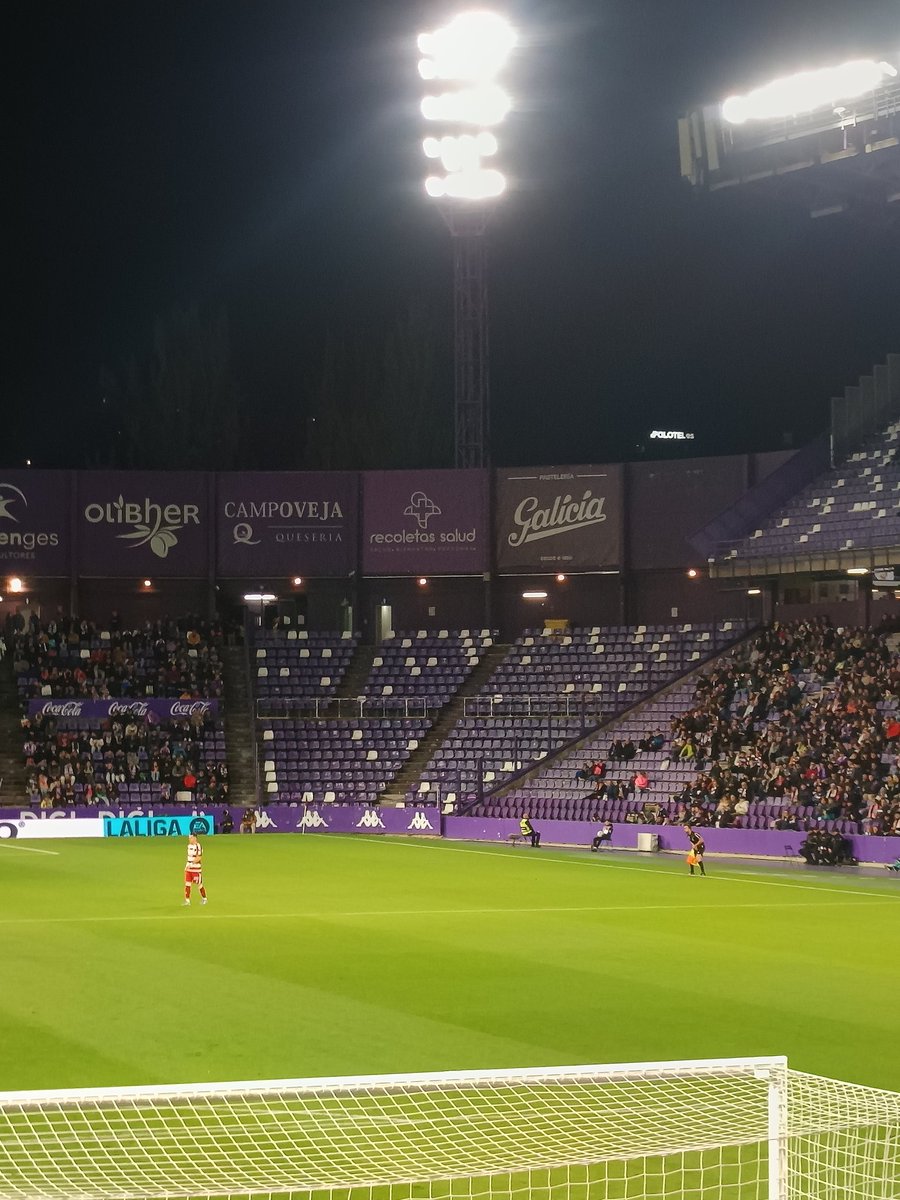 REAL VALLADOLID vs Granada.

Más de 8000 socios sin asistir (y con razón).
Grada visitante totalmente vacía (y con razón).

NO,NO y NO AL FÚTBOL ENTRE SEMANA.

No seremos los mejores, pero siempre nos tendréis enfrente.

Seguramente ayer hubo éxito de audiencia <a href="/Tebasjavier/">Javier Tebas Medrano</a> 😂😂.