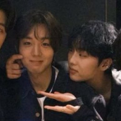 aeriscae's tweet photo. just hyunwook squatting to match jihoon’s height while resting his pretty face on jh’s shoulder they're so gay omfg https://t.co/wcWkcDY9HZ