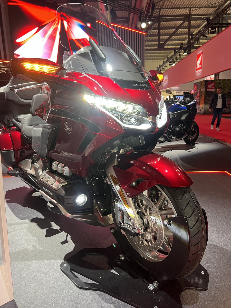DobleHonda's tweet photo. The legendary #Honda #GL1800 #GoldwingTour gets a vibrant new coat for 2026, while it keeps the same and distinctive details, first seen on the 50th Anniversary model last year.
#DobleMotorcyclesOnTourEicma2025
#WeAreBikers
‘Our Business Is For Your Pleasure’ https://t.co/2TrLw3BZsd