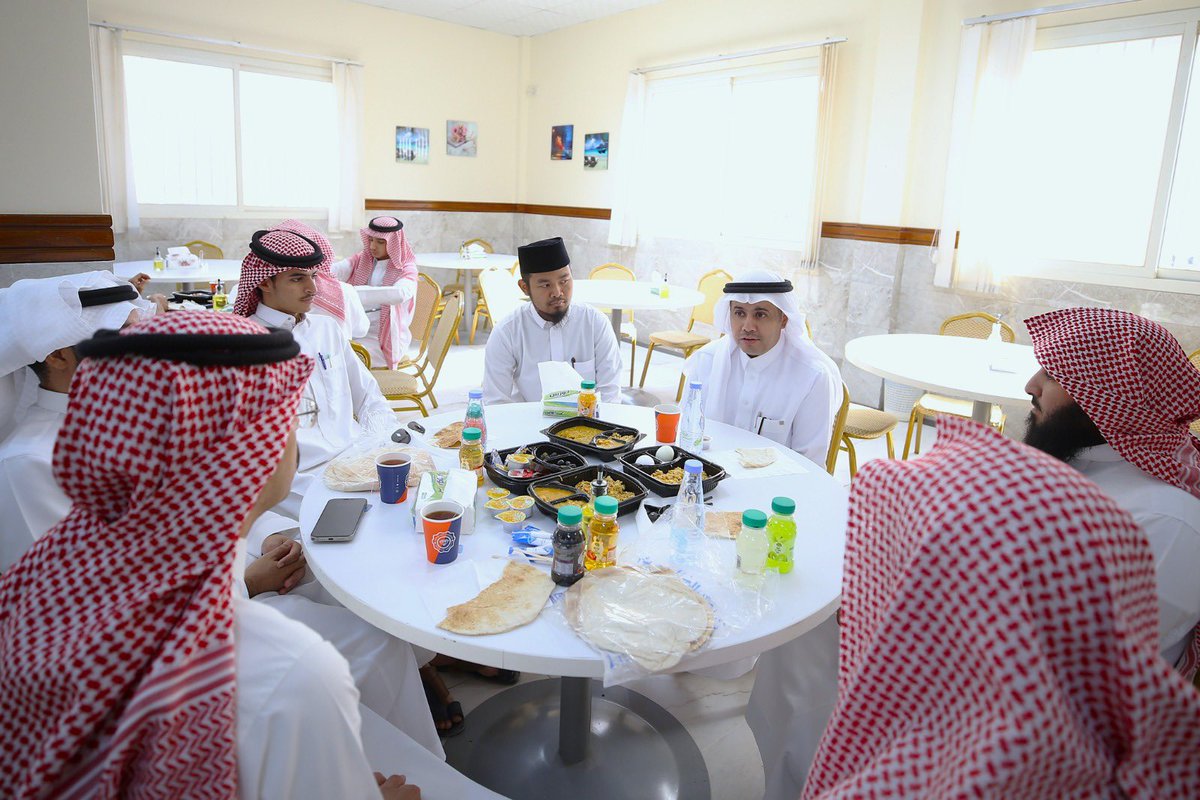 تفقد رئيس #جامعة_الحدود_الشمالية أ.د.أحمد بن علي الرميح، مطعم الجامعة الذي يقدم خدمات التغذية لطلبة الجامعة، حيث اطلع على جودة الوجبات، ومستوى الخدمات المقدمة، مؤكدًا سعادته حرص الجامعة على توفير بيئة طلابية متكاملة.
كما شارك أبناءه الطلبة وجبة الإفطار في أجواء تجسد روح الأسرة