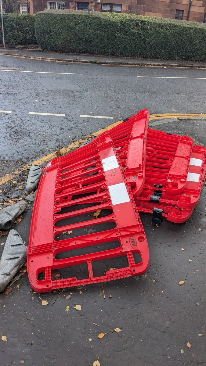 nomoflolitter's tweet photo. abandoned construction barriers on Cartside St/Sinclair Dr corner, please can these be removed @myglasgowcc https://t.co/osOLnSRxqO