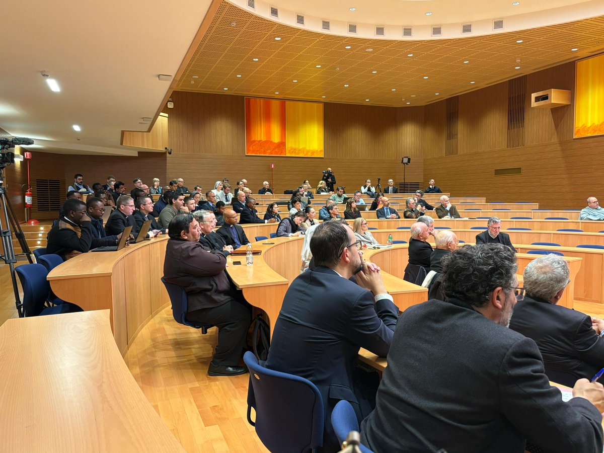 romereportsesp's tweet photo. 📝 Nueva nota #doctrinal sobre los títulos marianos: ‘Mater Populi Fidelis’ 

Presentación del documento en la curia de @JesuitasGlobal a cargo del prefecto del Dicasterio para la Doctrina de la Fe, el #cardenal Fernández 💒

Ampliamos en @romereportsesp 🔴 https://t.co/jQ4ioF5h0r
