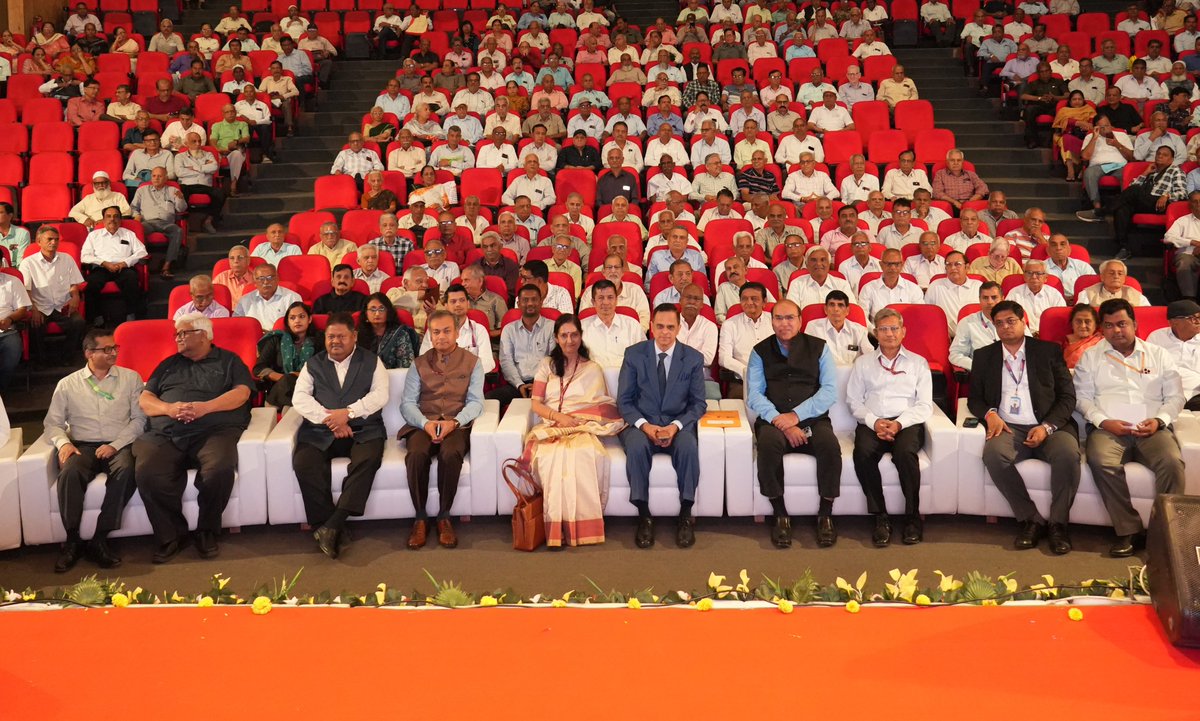 Dot_CCAGujarat's tweet image. CCA Gujarat organized a Mega DLC Camp 4.0 on 4th Nov in the presence of Sh. V. Srinivas, Secretary (DoP&amp;amp;PW), and Ms. Vandana Gupta, CGCA. The camp promoted Face Authentication Technology for submitting Digital Life Certificate and spreading awareness on Govt. Digital initiatives.