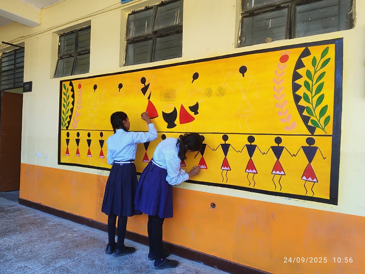 HamirpurU's tweet image. To commemorate Janjatiya Gaurav Pakhwada, students of PM Shri JNV Rath, Hamirpur (U.P.) beautifully painted tribal art on school walls to celebrate and promote awareness of India’s rich tribal artistic heritage.
#JanjatiyaGauravVarsh #BirsaMunda150
