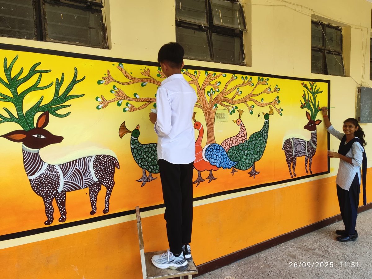 HamirpurU's tweet image. To commemorate Janjatiya Gaurav Pakhwada, students of PM Shri JNV Rath, Hamirpur (U.P.) beautifully painted tribal art on school walls to celebrate and promote awareness of India’s rich tribal artistic heritage.
#JanjatiyaGauravVarsh #BirsaMunda150