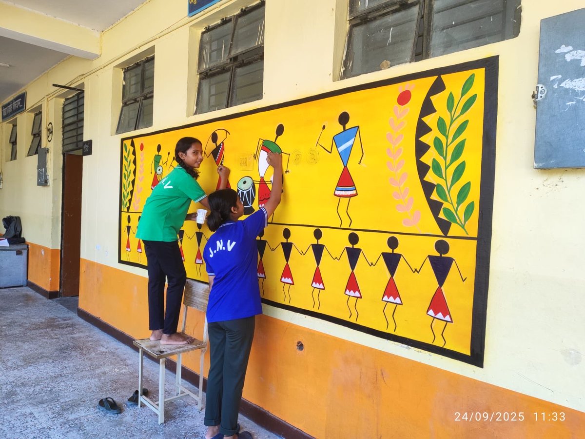 HamirpurU's tweet image. To commemorate Janjatiya Gaurav Pakhwada, students of PM Shri JNV Rath, Hamirpur (U.P.) beautifully painted tribal art on school walls to celebrate and promote awareness of India’s rich tribal artistic heritage.
#JanjatiyaGauravVarsh #BirsaMunda150