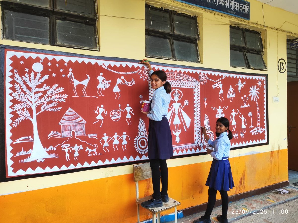 HamirpurU's tweet image. To commemorate Janjatiya Gaurav Pakhwada, students of PM Shri JNV Rath, Hamirpur (U.P.) beautifully painted tribal art on school walls to celebrate and promote awareness of India’s rich tribal artistic heritage.
#JanjatiyaGauravVarsh #BirsaMunda150