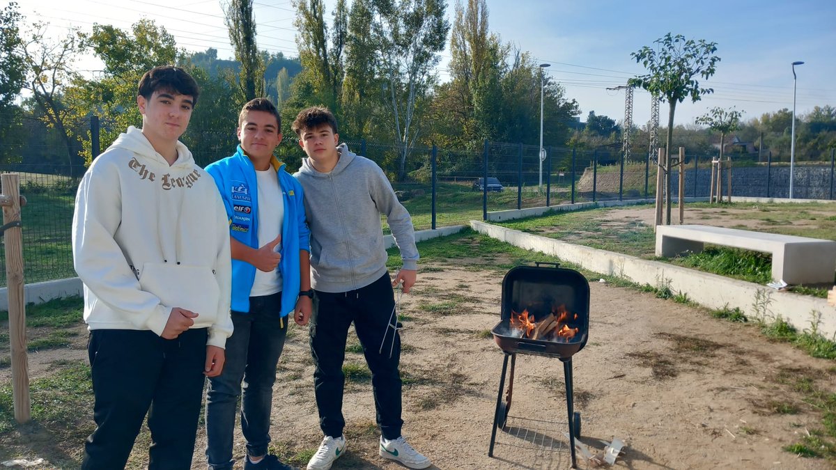 Divendres passat els de 4t van estar ben enfeinats torrant castanyes, venent xocolata desfeta i aigua... Vam poder-ne gaudir durant les estones de pati i a la tarda-vespre... Us fem arribar les gràcies a tots els que els vau comprar!