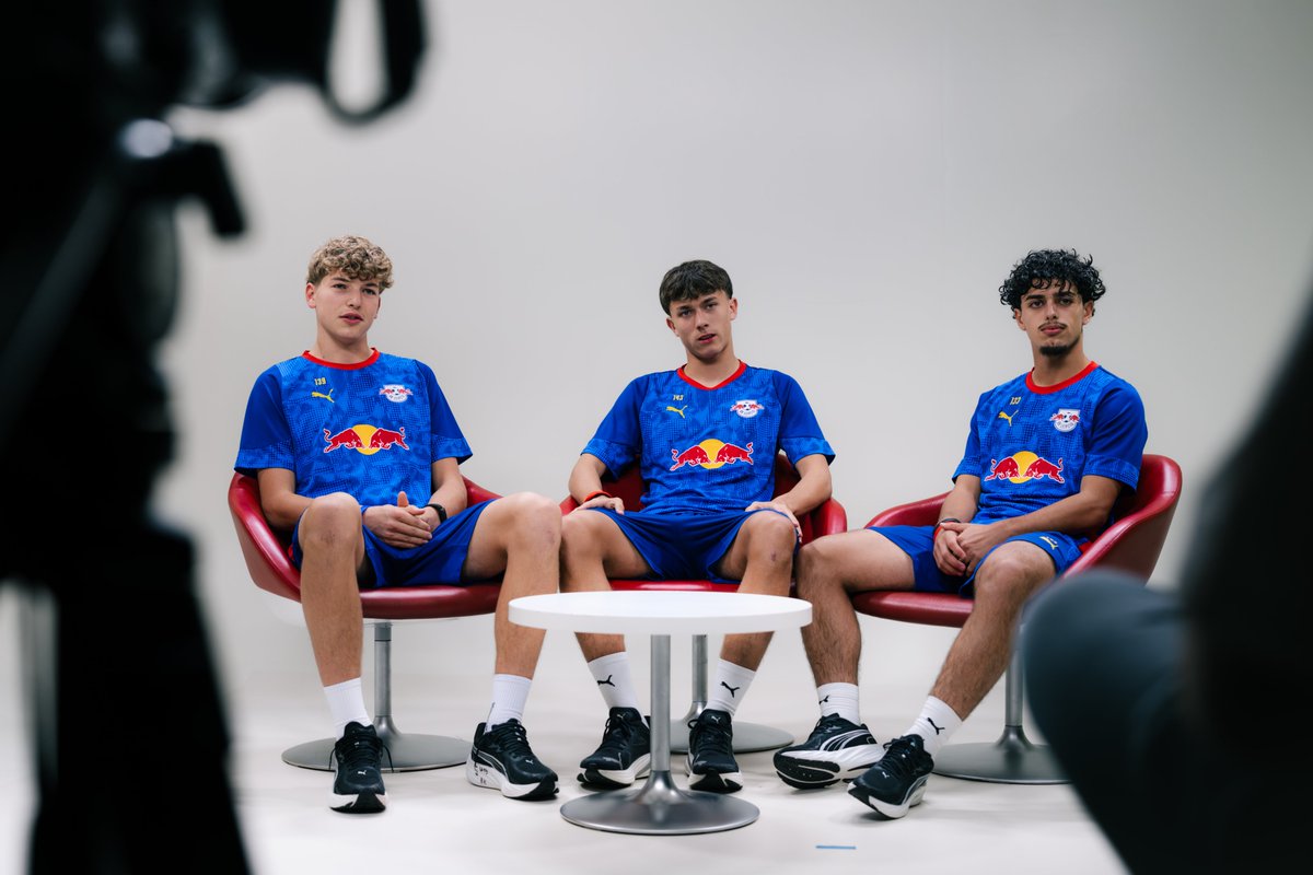 RBLeipzig's tweet photo. Drei Nachwuchstalente von #RBL auf der großen Bühne des Jugendfußballs 👀
Benno #Kaltefleiter, Toni #Langsteiner und Abdul Al #Khalaf repräsentieren die Roten Bullen bei der #U17-Weltmeisterschaft in Katar. Im Gespräch haben sie uns Einblicke in ihre Gefühle rund um die Nominierung, ihre Nervosität und ihre ehrgeizigen Ziele gegeben.
👉 https://t.co/wdPYZ1W1Kd