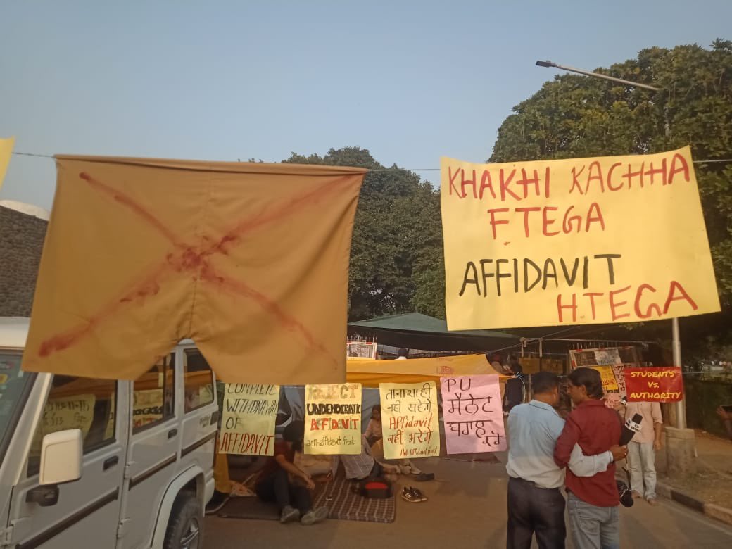 manaman_chhina's tweet image. An innovative slogan at the ongoing students’ protest near Panjab University VC&apos;s office on the campus.
