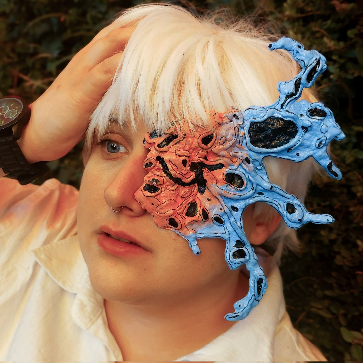 Mellow_Shark's tweet photo. '𝕋𝕙𝕖 𝕥𝕙𝕚𝕟𝕘 𝕚𝕤, 𝕙𝕦𝕞𝕒𝕟𝕤 𝕓𝕣𝕖𝕒𝕜 𝕨𝕙𝕖𝕟 𝕀 𝕞𝕖𝕕𝕕𝕝𝕖 𝕨𝕚𝕥𝕙 𝕥𝕙𝕖𝕞 𝕒 𝕝𝕚𝕥𝕥𝕝𝕖.'
Every time I cosplay Hikaru I add another prop! I really enjoyed making his 'insides'. I can't wait to make it bigger and better!
#TSHD #光が死んだ夏 #hgsn #tshdcosplay https://t.co/ElXb4VmXsR