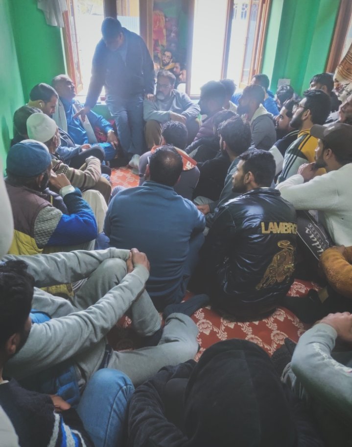 ReyazRehim's tweet photo. Today Meeting held at #Sozieth Narbal #Constituency Budgam regarding budgam bye-elections in presence of #MLA Beerwah Dr. @ShafiAhmadWani4 , MLA Gurez #NazirAhmad Gurezi, MLA Baramulla #JavaidHussanBeigh, #MLA Gulmarg Farooq Ahmad Shah.
#VoteAndSupport
Aga Syed Mahmood Mosavi https://t.co/eBICJOE9PJ
