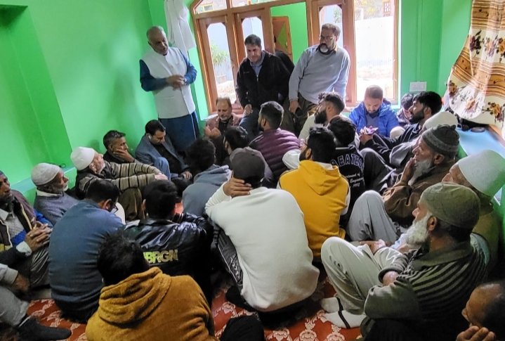 ReyazRehim's tweet photo. Today Meeting held at #Sozieth Narbal #Constituency Budgam regarding budgam bye-elections in presence of #MLA Beerwah Dr. @ShafiAhmadWani4 , MLA Gurez #NazirAhmad Gurezi, MLA Baramulla #JavaidHussanBeigh, #MLA Gulmarg Farooq Ahmad Shah.
#VoteAndSupport
Aga Syed Mahmood Mosavi https://t.co/eBICJOE9PJ