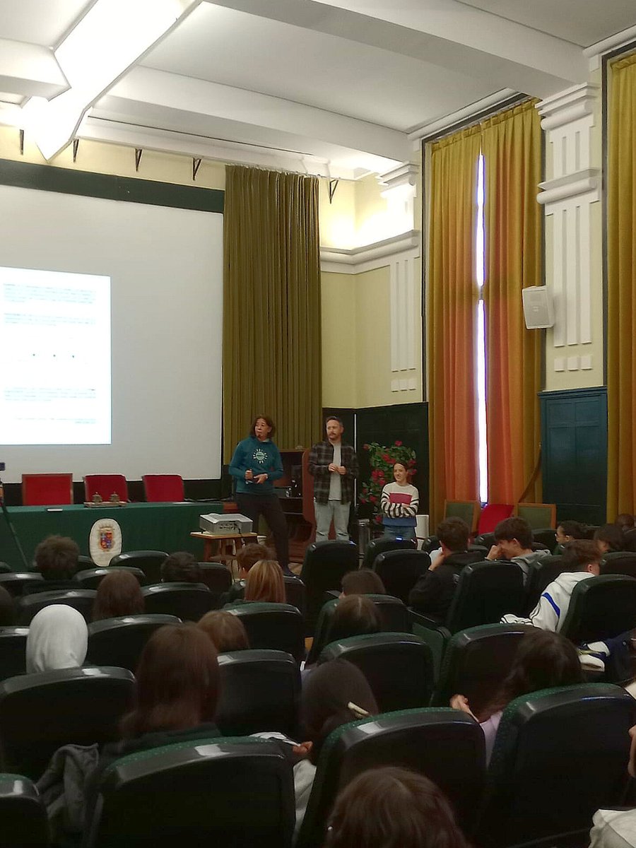 oficial_mcip's tweet image. 👁️A primera hora de esta mañana comenzaba el primer #taller de formación sobre el séptimo arte pensada para los más jóvenes en el @iesjorgedepal a cargo de @VisualCrea2010 para fomentar su participación en el concurso #90SegundosDeCine dentro de la 35 #MCIP.