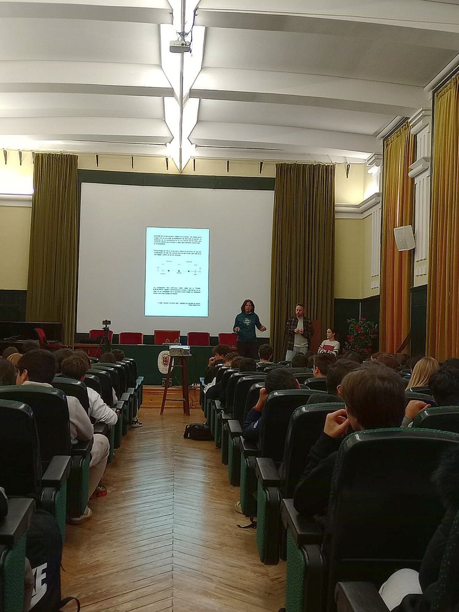 oficial_mcip's tweet image. 👁️A primera hora de esta mañana comenzaba el primer #taller de formación sobre el séptimo arte pensada para los más jóvenes en el @iesjorgedepal a cargo de @VisualCrea2010 para fomentar su participación en el concurso #90SegundosDeCine dentro de la 35 #MCIP.