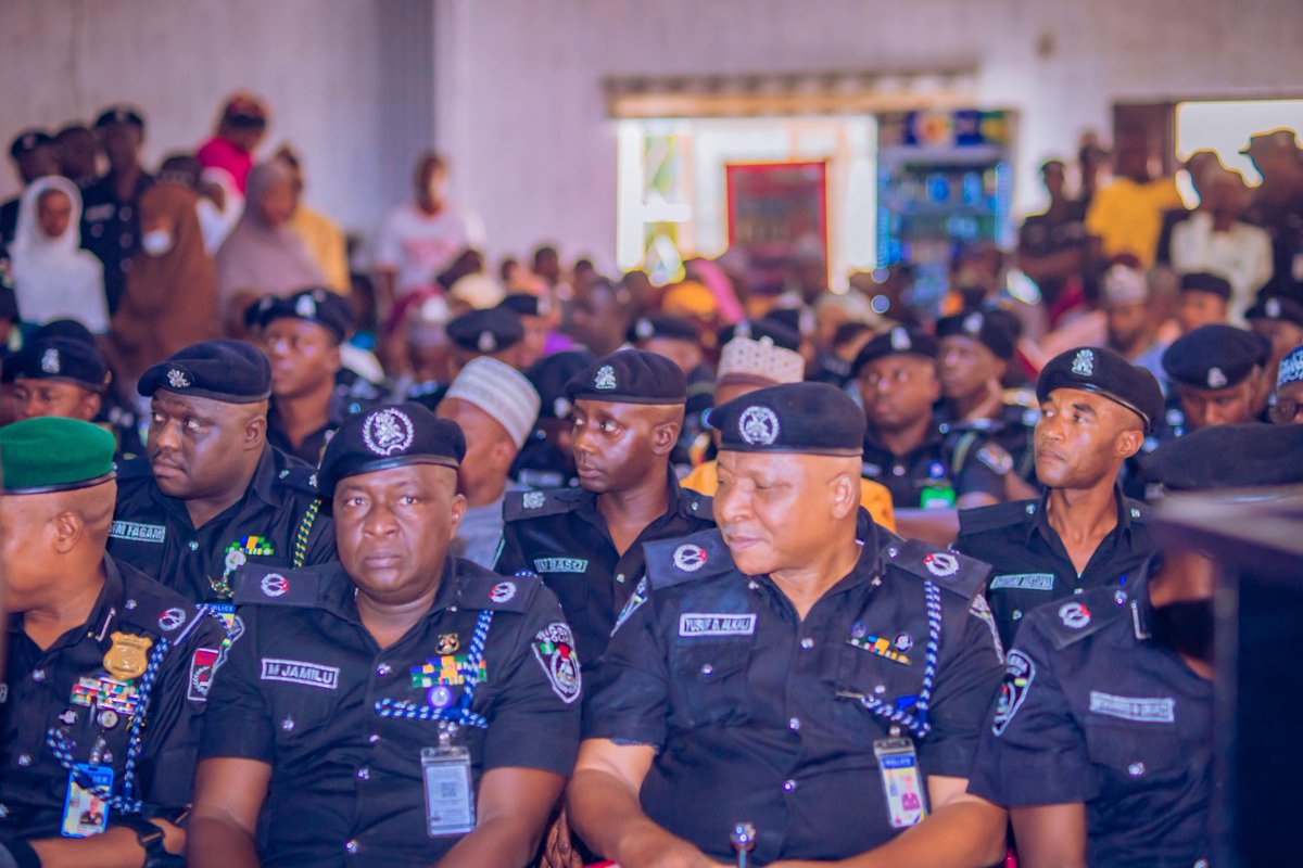 KanoPoliceNG's tweet photo. BREAKING: Kano State Police Command congratulates 29 newly promoted officers of the Command. CP Bakori while decorating the officers, charges them to uphold integrity, discipline & selfless service. #KanoStatePolice #NigeriaPoliceForce https://t.co/TNKiSyYGOz