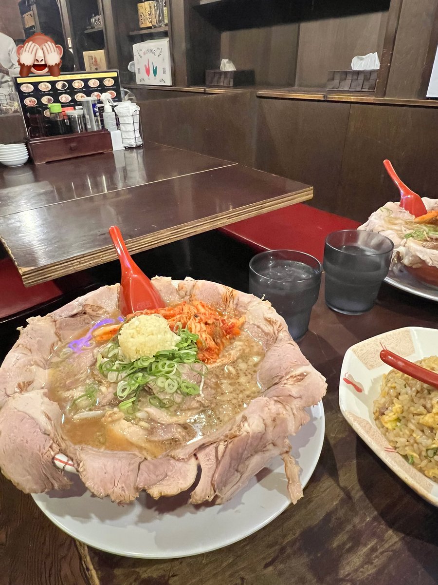 sig_ingcccc's tweet image. 大阪に到着してすぐに2国ラーメン🍜たくさん並ばれていたので諦めようとした瞬間、ここの店員さんとても親切で、グクが座った席へ誘導して下さいました。多めに頼んだので、お腹いっぱい🍜🥟炒飯も美味しかったです。ルイを観ながらチングと完食😅💜
#서인국  
#2国ラーメン