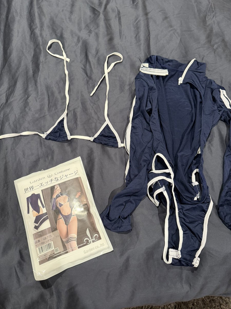 ammeerrss's tweet photo. I highly doubt this’ll happen, but if this gets 10k likes I’ll post pics in this outfit 🧐 https://t.co/pztKdl8hDI