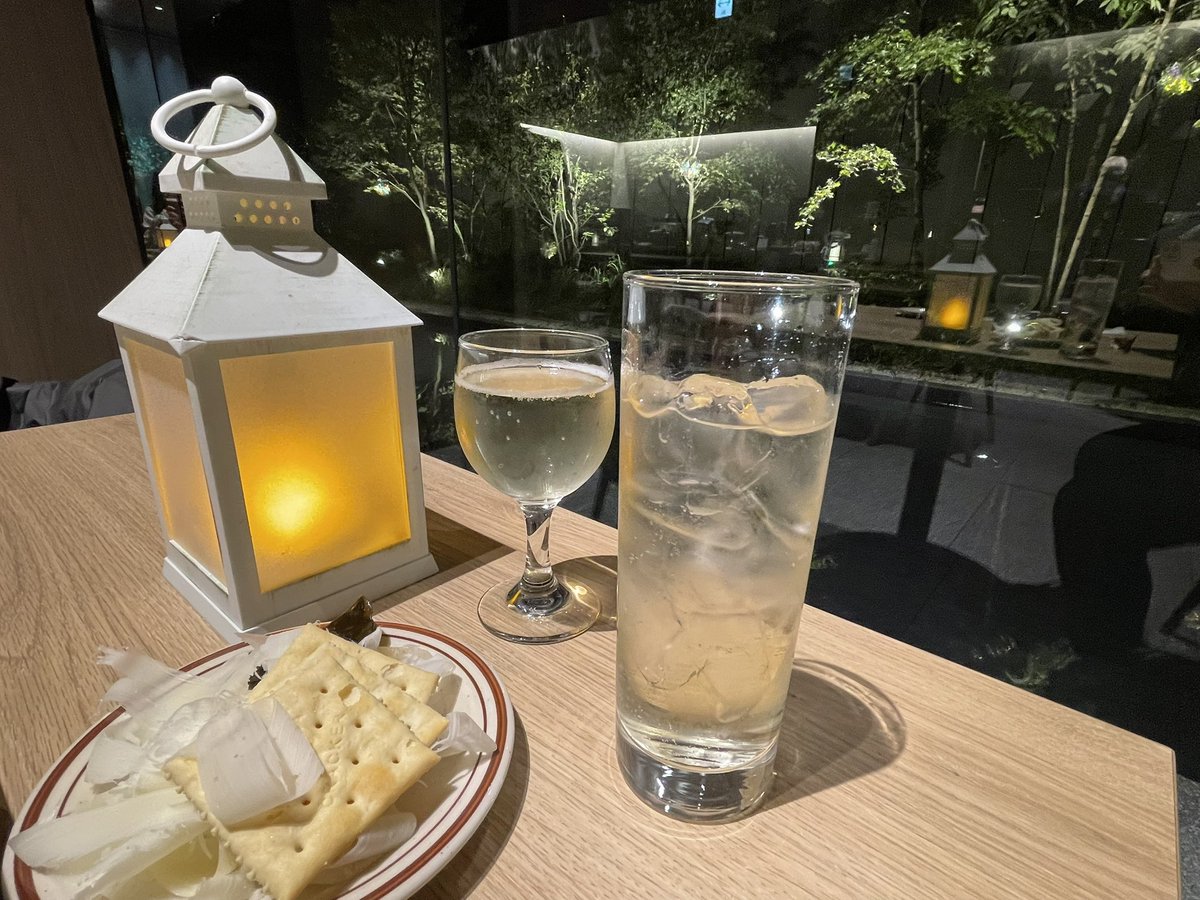 aporostrawberry's tweet photo. 仕事、全然一段落ついてないけど、京都に弾丸一泊しに来た😅
#今日は久しぶりに飲みに飲みまくる
#明日も仕事
#系列のホテルにも行って４杯飲んできた
#とりあえずどのホテルでも英語で話しかけられる
#関西弁で返してる https://t.co/P3btxD6AOn
