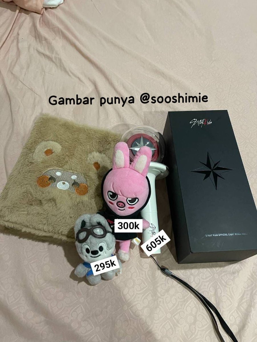 sooshimie's tweet photo. Halo Stay, ada yang cari barang SKZ? 
Aku lagi BU jadi aku jual 🥹

Tags #wts #wtsls #skzmerch #lightstickskz https://t.co/VmjR6GRdy5