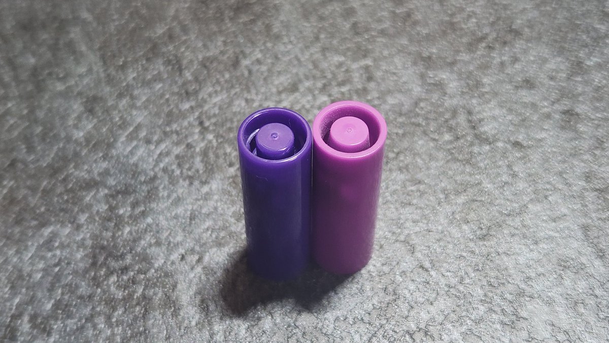 最近回してる黄色のペンの作り方です
癖はあるけど軽めで回しやすい

この軸はMIND WAVEのMILK BERRY(？)というペン
一応KTでも代用出来るけど回し心地結構変わるかも
KTで作るなら旧小キャップじゃないと作れないので注意

旧エンボス小キャップは4枚目の画像の右の方を使います
左のは使えません