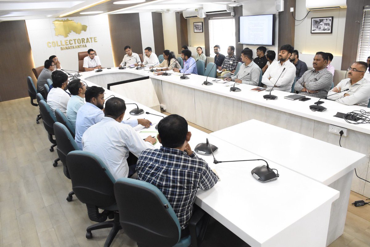 કલેકટરશ્રી મિહિર પટેલે ભગવાન બિરસા મુંડાની ૧૫૦મી જન્મ જયંતિ નિમિત્તે જનજાતિય ગૌરવ રથ યાત્રા અંતર્ગત આગામી તા૦૭/૧૧/૨૦૨૫ના રોજ યોજાનાર રાજ્યકક્ષાના કાર્યક્રમના સુચારુ આયોજન સંદર્ભે જિલ્લાના અધિકારીશ્રીઓ સાથે બેઠક યોજી આવશ્યક સુચનો કર્યા હતા. <a href="/CMOGuj/">CMO Gujarat</a> <a href="/revenuegujarat/">Revenue Dep. Gujarat</a>