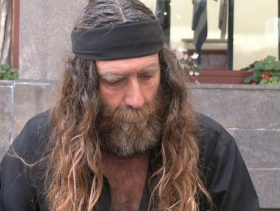 Η άλλη Κρήτη...
Ο Γιακουμάκης, που του σκότωσαν το παιδί " για πλάκα", θα πενθεί για πάντα. Αξιοπρεπής, μακριά από μίσος κ βεντέτες, σηκώνει ολομόναχος το Σταυρό του Μαρτυρίου. Διδάσκοντας Ανθρωπιά κ Μεγαλείο Ψυχής. Μόνος του, απέναντι σε " έθιμα" εκδίκησης κ οργής...
#Βορίζια