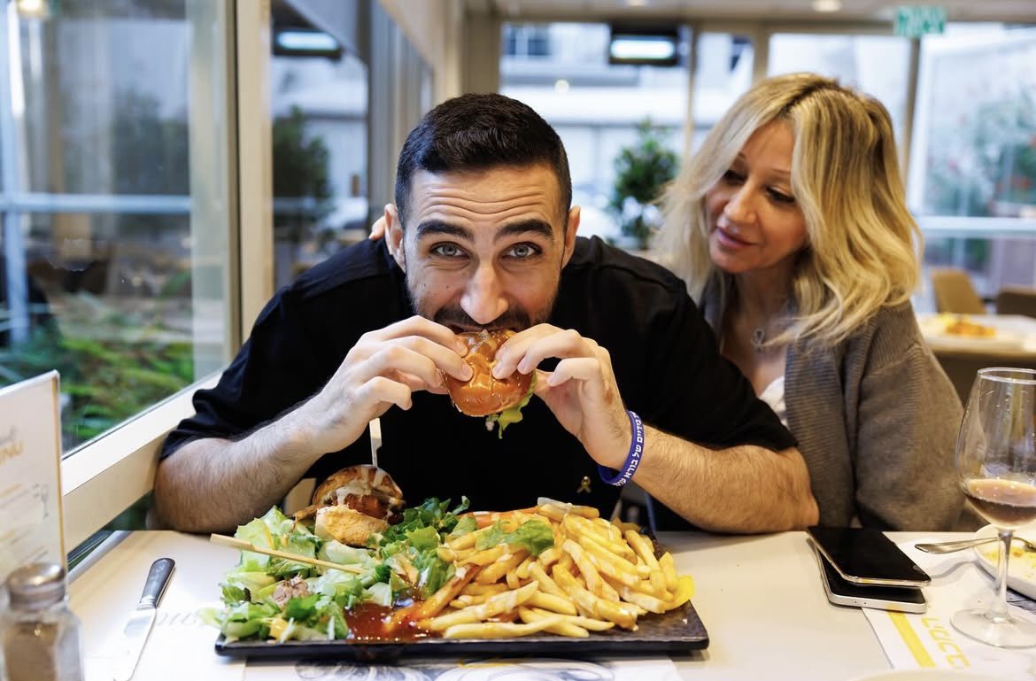 HenMazzig's tweet image. A true picture of happiness!

Released hostage Segev Kalfon devouring a hamburger after being starved by Hamas for two years.

“Food.

One word that has meant so much to me over the past two years.

I remember hunger becoming my friend, following me every step of the way and…