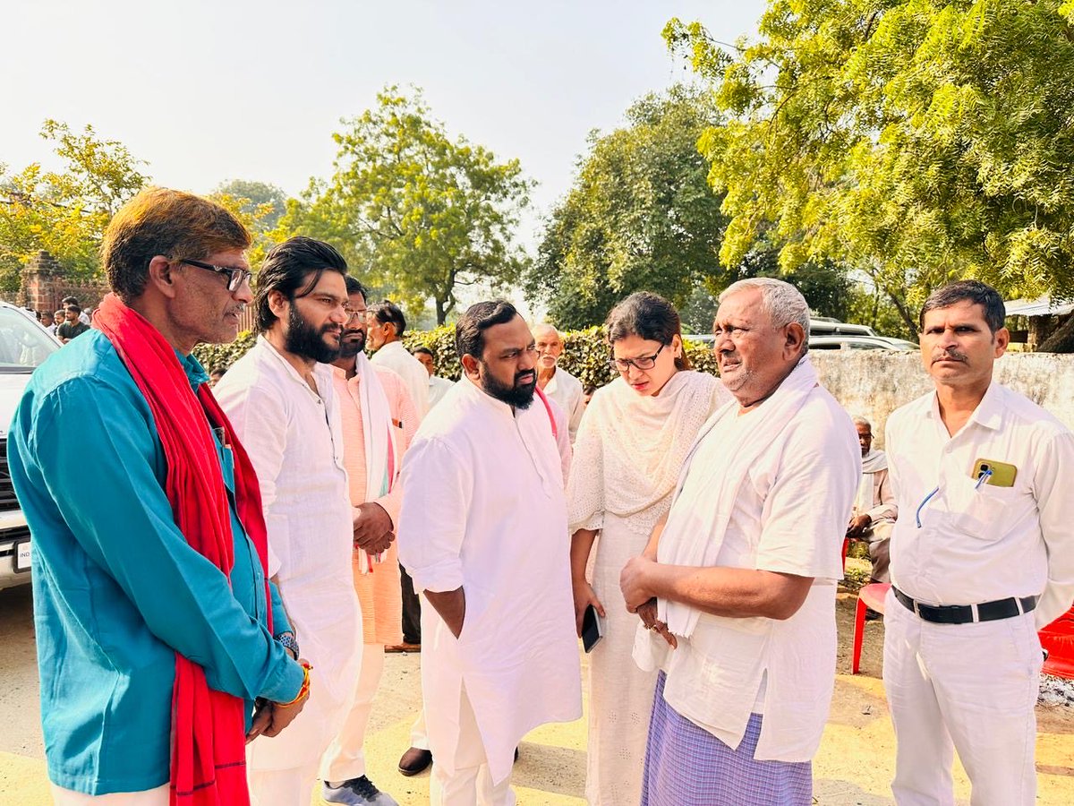 imrahul164's tweet photo. 164 मोहान विधानसभा क्षेत्र हसनगंज तृतीय से सपा जिला पंचायत सदस्य आदरणीय ब्रजपाल सिंह यादव जी की पत्नी के निधन की दुखद सूचना पर उनके निवास स्थान पहुंचकर शोकाकुल परिजनों से शोक संवेदनाएँ व्यक्त की व दिवंगत आत्मा की शांति के लिए ईश्वर से प्रार्थना की!
#164mohan
@samajwadiparty https://t.co/0w0jTrvRRb