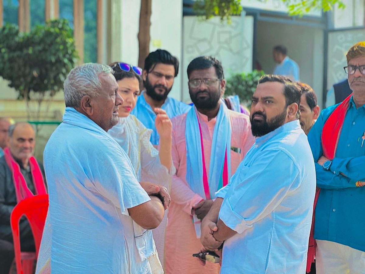 imrahul164's tweet photo. 164 मोहान विधानसभा क्षेत्र हसनगंज तृतीय से सपा जिला पंचायत सदस्य आदरणीय ब्रजपाल सिंह यादव जी की पत्नी के निधन की दुखद सूचना पर उनके निवास स्थान पहुंचकर शोकाकुल परिजनों से शोक संवेदनाएँ व्यक्त की व दिवंगत आत्मा की शांति के लिए ईश्वर से प्रार्थना की!
#164mohan
@samajwadiparty https://t.co/0w0jTrvRRb