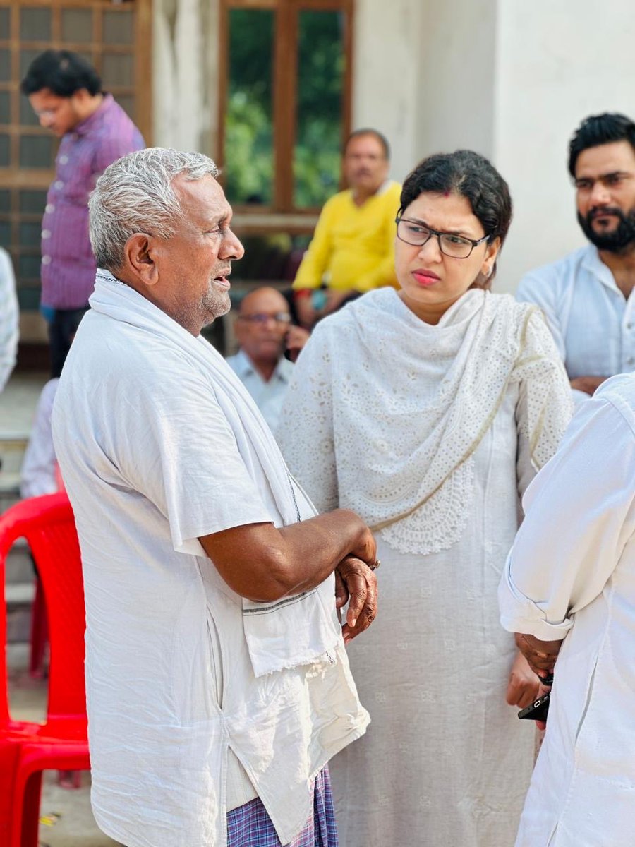 imrahul164's tweet photo. 164 मोहान विधानसभा क्षेत्र हसनगंज तृतीय से सपा जिला पंचायत सदस्य आदरणीय ब्रजपाल सिंह यादव जी की पत्नी के निधन की दुखद सूचना पर उनके निवास स्थान पहुंचकर शोकाकुल परिजनों से शोक संवेदनाएँ व्यक्त की व दिवंगत आत्मा की शांति के लिए ईश्वर से प्रार्थना की!
#164mohan
@samajwadiparty https://t.co/0w0jTrvRRb