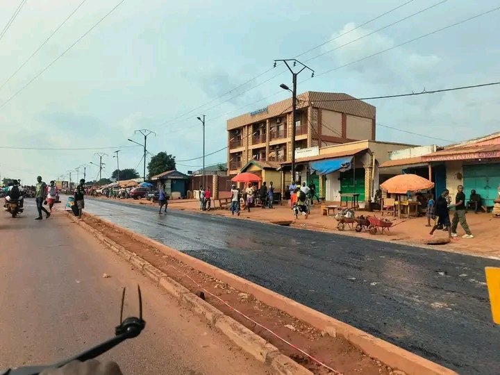 🇨🇫En Centrafrique, les travaux se poursuivent avec l’aménagement de l’Avenue de l’Indépendance, notamment sur l’axe Gobongo dans le 4ᵉ arrondissement de Bangui, illustrant la volonté du gouvernement d’améliorer les infrastructures urbaines de la capitale.