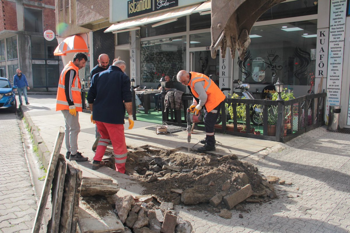 Çalışma arkadaşlarımız kentimizdeki bakım ve onarım çalışmalarını sürdürüyor.🚧

✅ Ortahopa Mahallemizde parke çalışmasına başlandı.
✅ Sundura Deresi Köprüsü’nün korkulukları boyanmaya başlandı.
✅ Ortahopa Mahallemizde altyapı arızasına ekiplerimizce müdahale edildi.